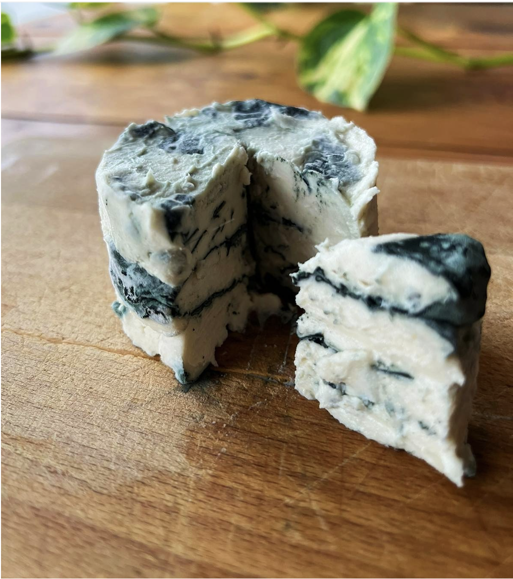 Refined blue Blue cheese matured for 3 weeks (100g). It is made from organic ingredients such as: Swiss millet, European almonds, fresh cashew nuts, coconut oil and Jura salt.

Following high demand, blue is only available at the Lausanne market without reservation.