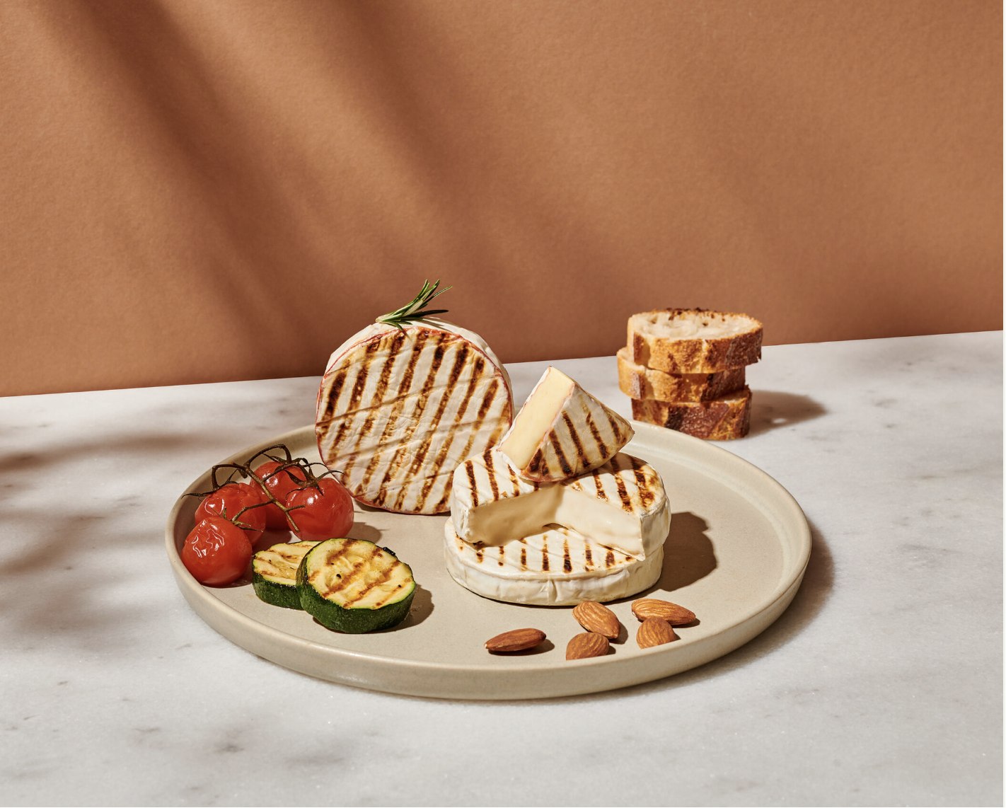 Mondarella Grill Rouge The delicately spicy version of our Camembert alternative for the grill. Fine melting meets roasted aromas. Perfect with grilled vegetables or fresh salad.

100% plant-based and made from natural ingredients.