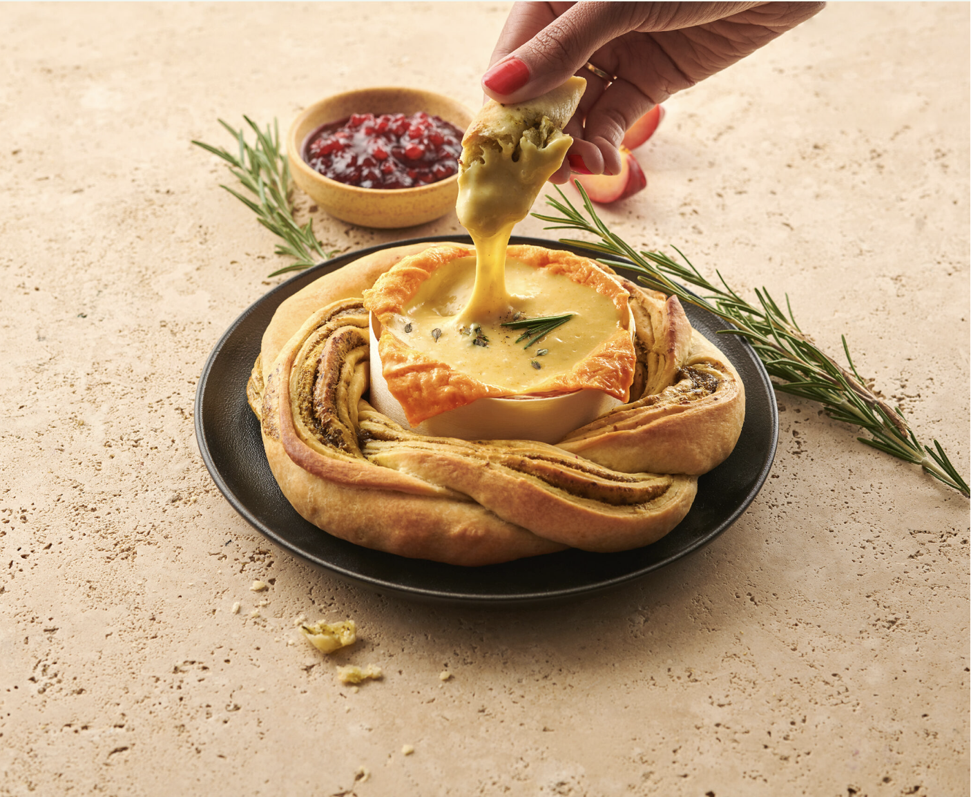 Mondarella Oven Rouge Warm and creamy and straight from the oven. With an extra layer of fine spices that give it its characteristic red color note.
100% plant-based and made from natural ingredients.