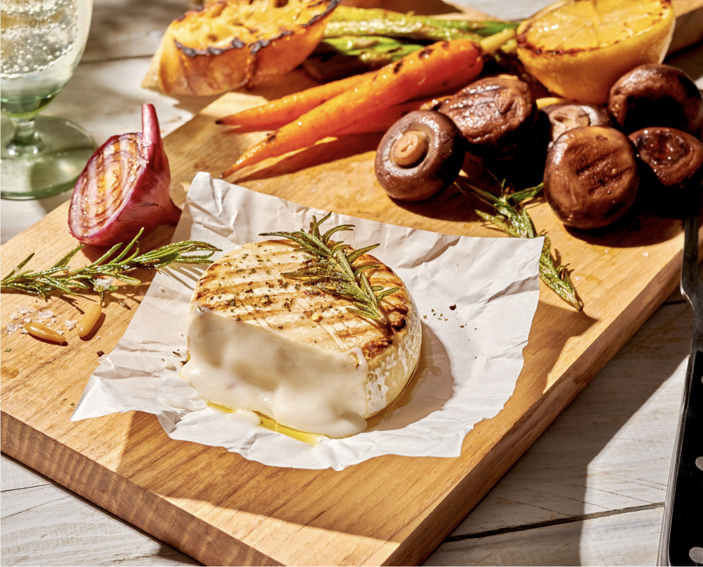 Mondarella Grill Blanc Food innovation for summer parties: Modeled on French soft cheese, this new development goes on the grill instead of on the cold cheese plate. Perfect with grilled vegetables or fresh salad.
100% plant-based and made from natural ingredients.