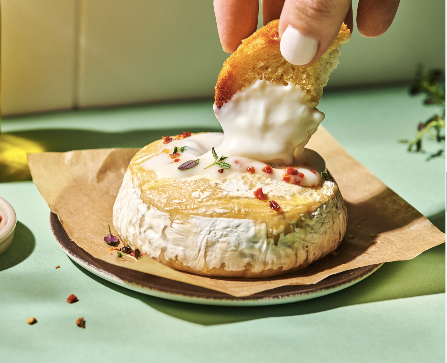 Mondarella Oven Blanc The winter classic from the oven, reinterpreted: 100% plant-based, 100% natural.
Wonderfully creamy and perfect with cranberries, for dipping with warm bread or with a fresh salad.